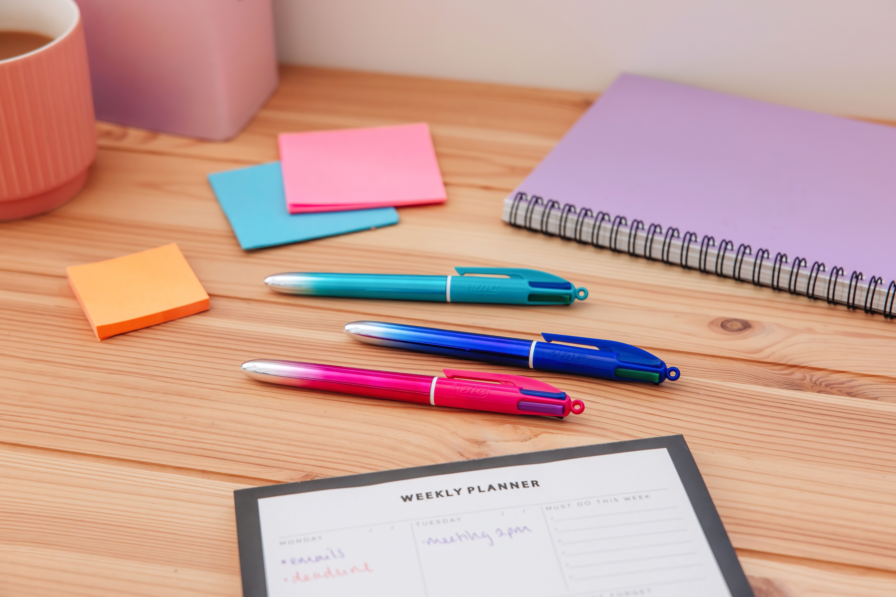 BIC 4 Couleurs Smooth Stylos-Billes Rétractables à Pointe Moyenne (1 mm) avec le corps bleu roi, bleu-vert et Rose dégradé - Couleurs d’Encre Assorties, Pack de 3